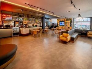 um restaurante com bar, mesas e cadeiras em ibis Sao Paulo Paulista em São Paulo mais 74 fotografias