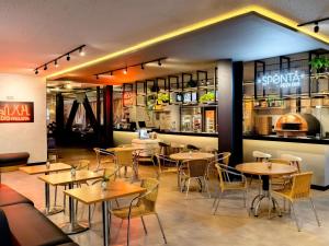 um restaurante com mesas e cadeiras em uma sala em ibis Sao Paulo Paulista em São Paulo