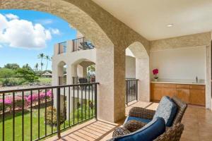 een woonkamer met een bank op een balkon bij Golf Course Townhome in Waikoloa Beach in Waikoloa