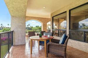een kamer met een tafel en stoelen op een balkon bij Golf Course Townhome in Waikoloa Beach in Waikoloa
