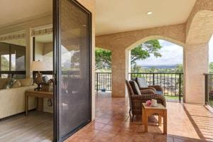 een woonkamer met een bank en een tafel bij Golf Course Townhome in Waikoloa Beach in Waikoloa +54 foto's