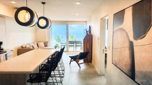 Un televizor și/sau centru de divertisment la Pacific Point - Pure Vida in Jaco, Costa Rica