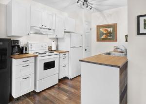 Η κουζίνα ή μικρή κουζίνα στο Mountain Gate - Pet Friendly 2BR w Mountain Views and open hot tub +16 φωτογραφίες