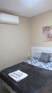 Postel nebo postele na pokoji v ubytování Quarto com varanda e cozinha e entrada independente