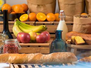 Una mesa con manzanas, manzanas, naranjas, pan y leche. en Ibis Budget Graz City, en Graz 40 fotos más