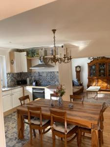 a kitchen and dining room with a wooden table at Ferienwohnung in Barockstil in Lengerich