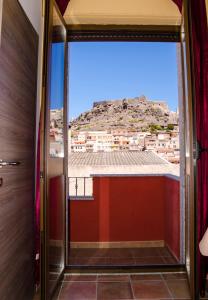 uma vista da porta de um quarto com vista em B&B Nonna Sini em Castelsardo