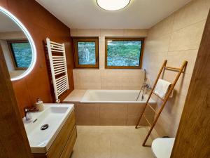 un baño con bañera y lavabo en Chata pod Jabloňou, en Banská Štiavnica 31 fotos más