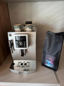 Una cafetera con dos tazas encima. en Chata pod Jabloňou, en Banská Štiavnica