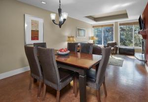 Posezení v ubytování Star Suite -Luxurious condo with 3 fireplaces, and open Pool! + 27 fotografií