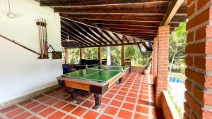 プエルト・トリウンフォにあるCasa de piedraのレンガ造りのパティオ(ビリヤード台付)