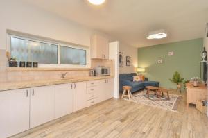 Η κουζίνα ή μικρή κουζίνα στο הדירה באחוזת נח