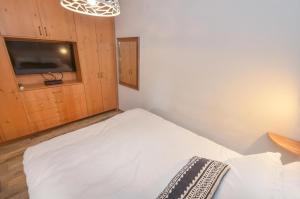 Ένα ή περισσότερα κρεβάτια σε δωμάτιο στο הדירה באחוזת נח