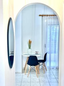Un comedor con una mesa y dos sillas. en Casa Zoe, en Igoumenitsa