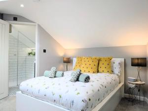 a bedroom with a bed with yellow and blue pillows at Old Yarn Apartment - Close to city walls in York