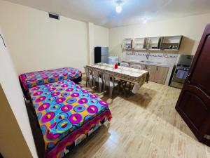 a living room with a table and a kitchen at Estancia agradable in Tena