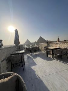 een terras met tafels en stoelen met ramen op de achtergrond bij continital pyramids view in Caïro