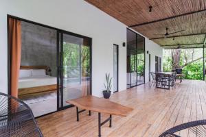 a room with a bed and a table and chairs at Casa con piscina privada a 700 m de Playa de Santa Teresa in Santa Teresa Beach