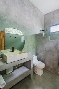 a bathroom with a sink and a toilet at Casa con piscina privada a 700 m de Playa de Santa Teresa in Santa Teresa Beach