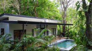 a house in the forest with a swimming pool at Casa con piscina privada a 700 m de Playa de Santa Teresa in Santa Teresa Beach