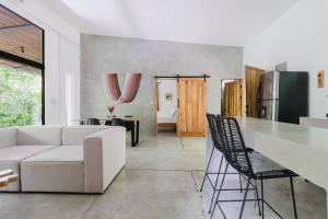 a living room with a white couch and a kitchen at Casa con piscina privada a 700 m de Playa de Santa Teresa in Santa Teresa Beach