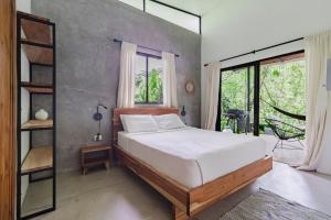 a bedroom with a bed and a large window at Casa con piscina privada a 700 m de Playa de Santa Teresa in Santa Teresa Beach +9 photos