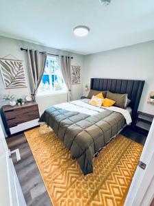 a bedroom with a large bed with a large rug at Colorful Comfort 3 Bedroom Home with Fenced yard in Vancouver