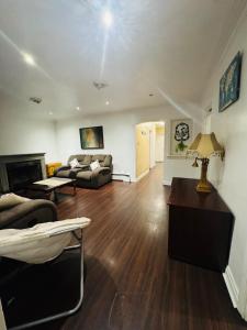 un salon avec un canapé et une table dans l'établissement Furnished unit in the centre of Mississauga, à Mississauga