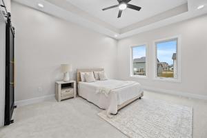 Postel nebo postele na pokoji v ubytování Spacious 6 bed 5 Bath Home, Close to Theatre and Restaurants