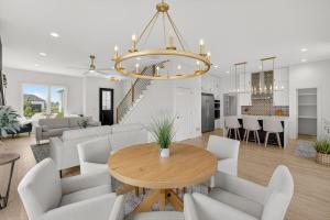 Kuchyň nebo kuchyňský kout v ubytování Spacious 6 bed 5 Bath Home, Close to Theatre and Restaurants