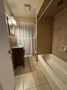 une salle de bain avec un lavabo et une baignoire dans l'établissement Furnished unit in the centre of Mississauga, à Mississauga