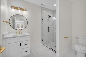 Koupelna v ubytování Spacious 6 bed 5 Bath Home, Close to Theatre and Restaurants + 32 fotografií