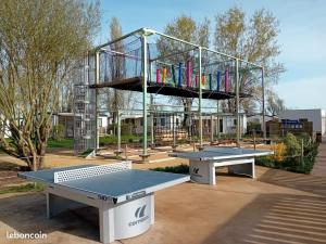 Dos mesas de ping pong frente a un gimnasio en Mobil home 6 personne, en La Tranche-sur-Mer
