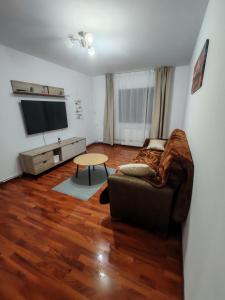 a living room with a couch and a flat screen tv at Apartament 2 camere decomandat! in Ploieşti