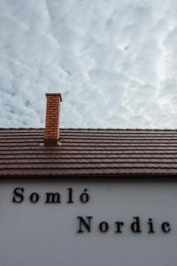 einem Steinkamin auf dem Dach eines Gebäudes in der Unterkunft Somló Nordic in Somlószőlős + 63 Fotos