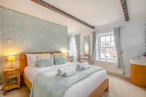 索海姆Green Side Cottage的卧室里有一张大床，床上铺着毛巾。