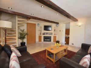 ein Wohnzimmer mit einer Couch und einem Couchtisch in der Unterkunft 1 Bed in Knighton 58997 in Whitton