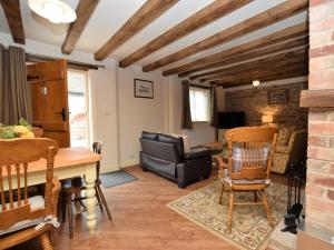 Posezení v ubytování 2 Bed in Newthorpe 47032 + 28 fotografií