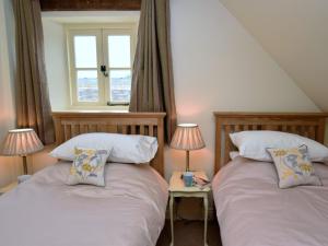 Postel nebo postele na pokoji v ubytování 2 Bed in Newthorpe 47032