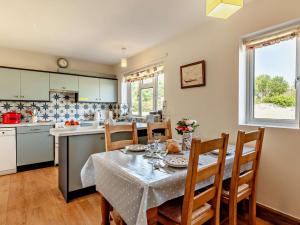 Una cocina y un comedor con mesa y sillas. en 2 bed in Thurlestone EDELV, en Thurlestone 10 fotos más