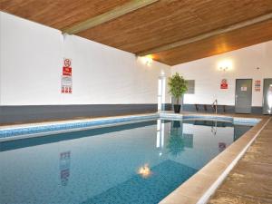 ein großes Schwimmbad in einem Gebäude in der Unterkunft 2 Bed in Totnes 61775 in Ipplepen