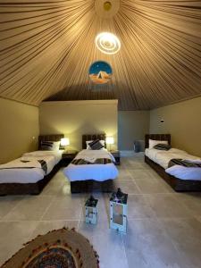 Postel nebo postele na pokoji v ubytování Giulia Rum Luxury Camp + 8 fotografií