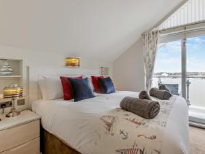 Un dormitorio con una gran cama blanca con ventana. en 3 Bed in Westward Ho 45749, en Northam