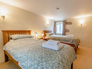 a bedroom with two beds with white towels on them at 2 Bed in Portreath OLDMM in Camborne