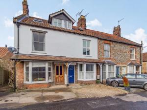 une maison avec une voiture garée devant dans l'établissement 4 Bed in Holt 87148, à Holt