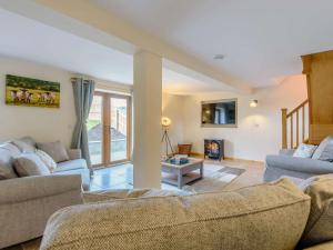 Llanbadarn-fynyddにある4 Bed in Llandrindod Wells 86118の2つのソファと暖炉のあるリビングルーム