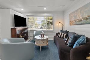 a living room with a couch and a tv at The American House in Williams Bay in Lake Geneva