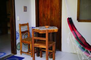 a small table and two chairs in a room at Barra Quintal - Studio 2 in Barra Grande