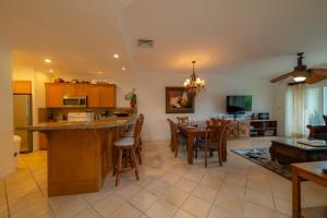 une cuisine et un salon avec une table et des chaises dans l'établissement Del Mar 4G 3 bdr Garden View in Los Suenos, à Herradura