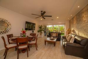 un salon avec un canapé et une table dans l'établissement Del Mar 4M 3 bdr Garden View in Los Suenos, à Isla Herradura